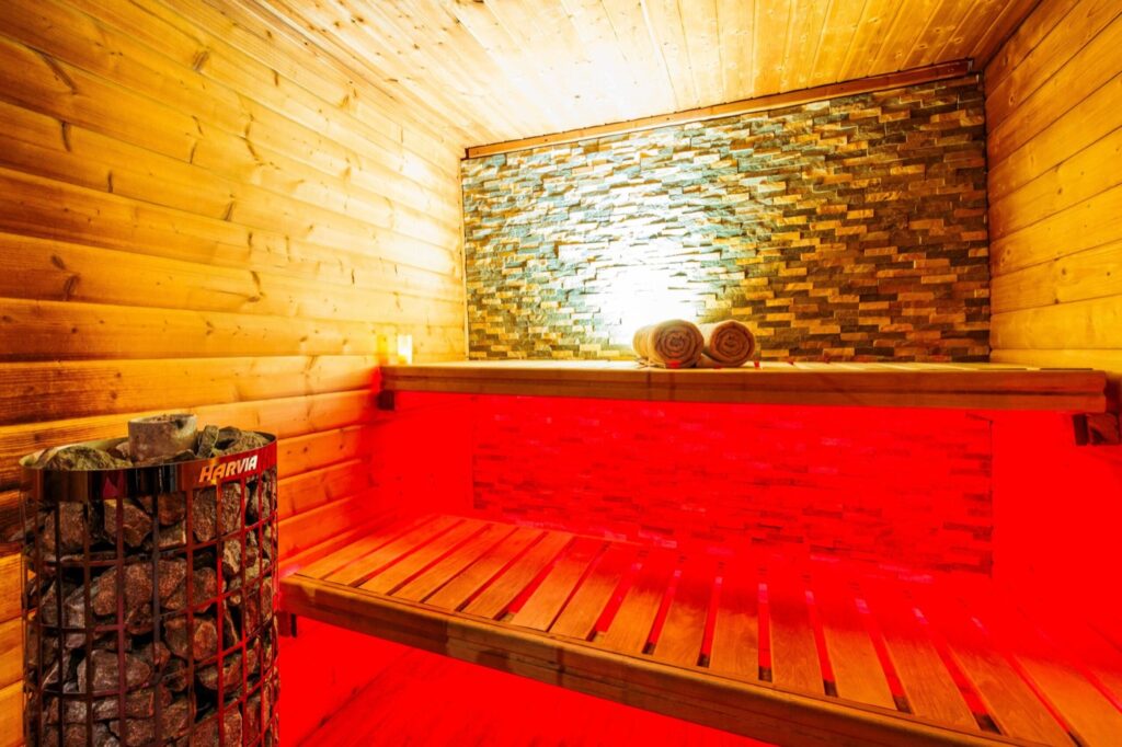 Luxe sauna-interieur met zwart marmer en goudaccenten bij Sauna Privada Rotterdam