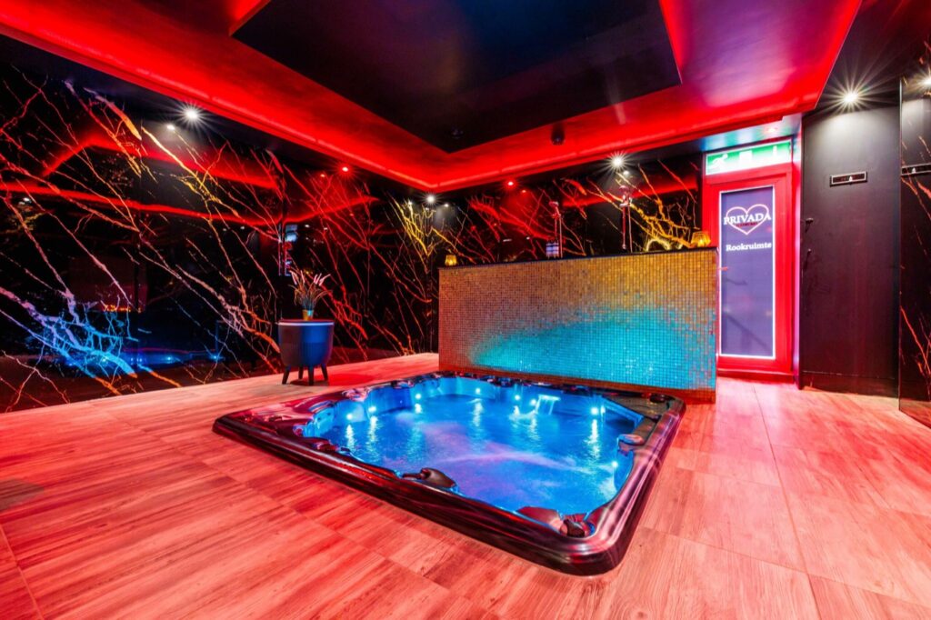 Luxe sauna-interieur met zwart marmer en goudaccenten bij Sauna Privada Rotterdam